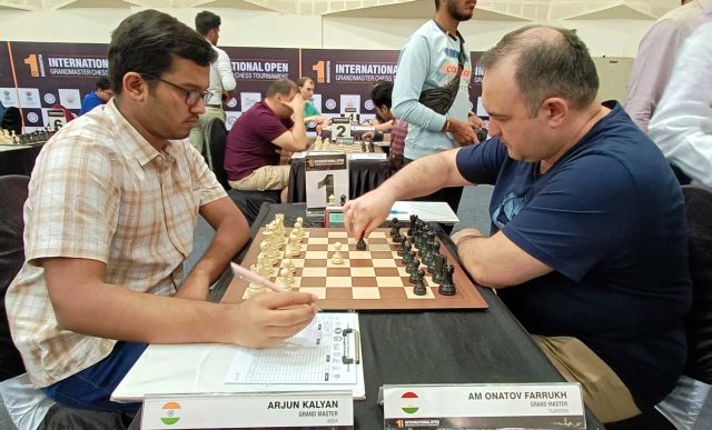 GM Amonatov Farrukh (black) playing against GM Arjun Kalyan (white) in the 10th round.